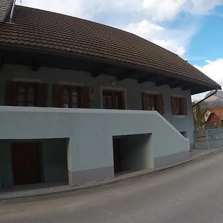 Lesjakova Domacija بيت للعطل