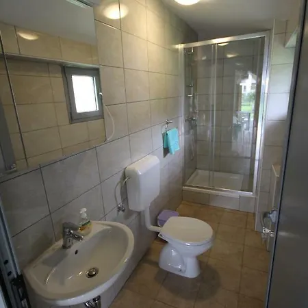 Lesjakova Domacija *