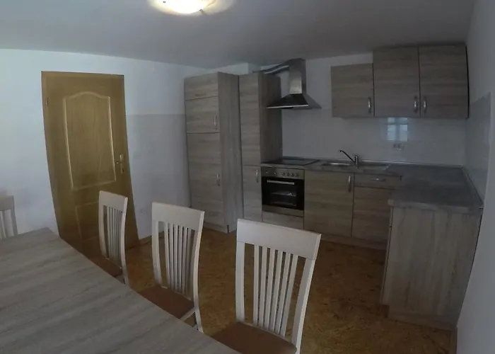 Lesjakova Domacija *